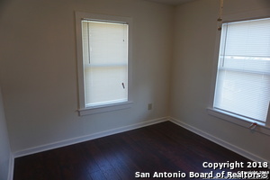 1905 Buena Vista St in San Antonio, TX - Building Photo - Building Photo