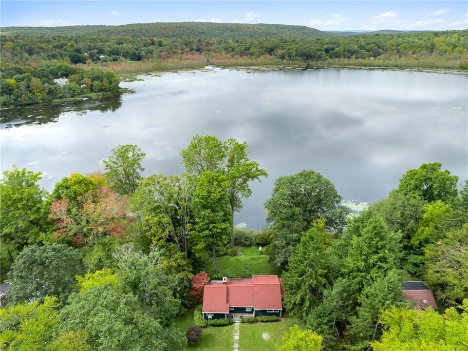 38 Bishop Park Rd in Pound Ridge, NY - Building Photo