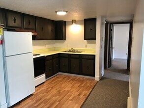 105 Green Oaks Dr in Edinboro, PA - Building Photo - Building Photo