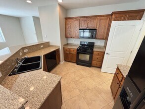 1553 Blue Sierra Ct in Henderson, NV - Foto de edificio - Building Photo