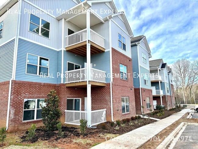 7023 Star Oaks Ln in Charlotte, NC - Building Photo - Building Photo