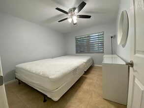 305 Windsor N, Unit Recently updated 2-bedroo in West Palm Beach, FL - Building Photo - Building Photo