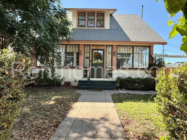 221 W 8th Ave in Escondido, CA - Building Photo - Building Photo