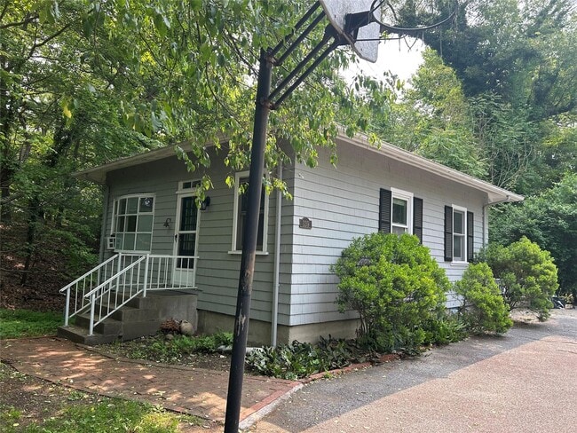 139 Cove Neck Rd in Oyster Bay, NY - Building Photo - Building Photo
