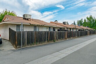 2902 Gosford Rd in Bakersfield, CA - Building Photo - Building Photo