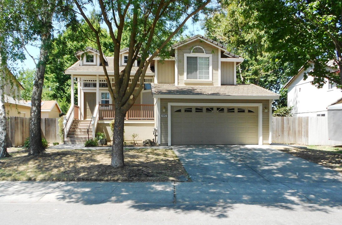 1942 Crystal Creek Ln in Yuba City, CA - Foto de edificio