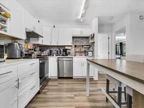 995 Massachusetts Ave, Unit 403 in Arlington, MA - Foto de edificio - Building Photo