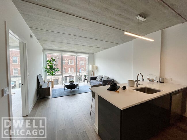 3914 N Broadway St, Unit 1 in Chicago, IL - Building Photo - Building Photo