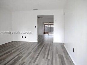 11551 SW 123rd Ave in Miami, FL - Foto de edificio - Building Photo