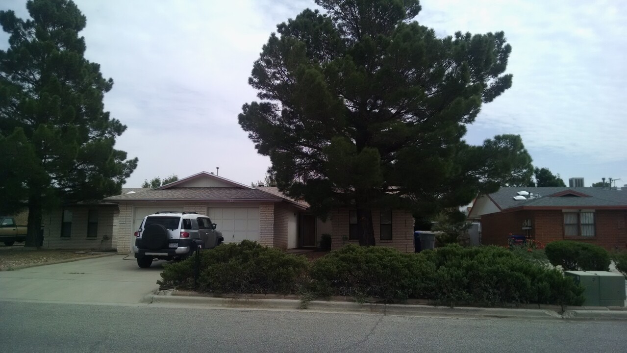 10651 Jetrock Dr in El Paso, TX - Building Photo