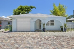 742 111th Ave N in Naples, FL - Building Photo