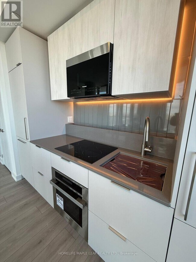 1 Fairview Rd E in Mississauga, ON - Building Photo - Building Photo