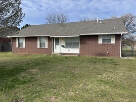 2310 S Hickory St in Sapulpa, OK - Building Photo