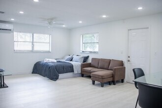 320 NW 4th Ave in Deerfield Beach, FL - Building Photo - Building Photo