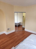 916 E Woodlawn St in Philadelphia, PA - Building Photo