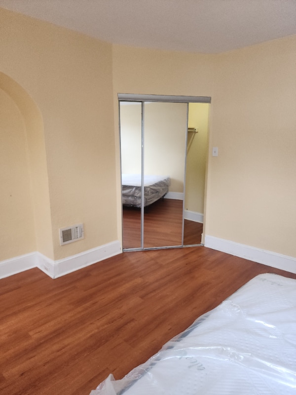 property at 916 E Woodlawn St