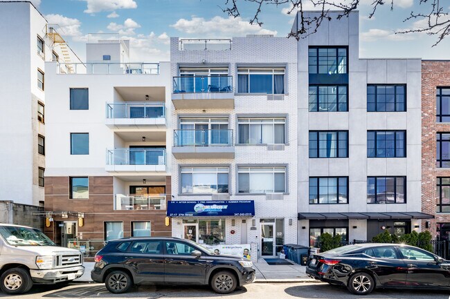 27-17 27th St in Astoria, NY - Foto de edificio - Building Photo