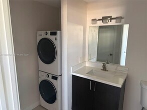 2630 SW 28th St in Miami, FL - Foto de edificio - Building Photo