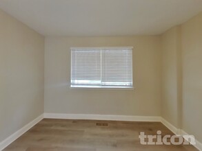 586 Saratoga Rd in King of Prussia, PA - Foto de edificio - Building Photo