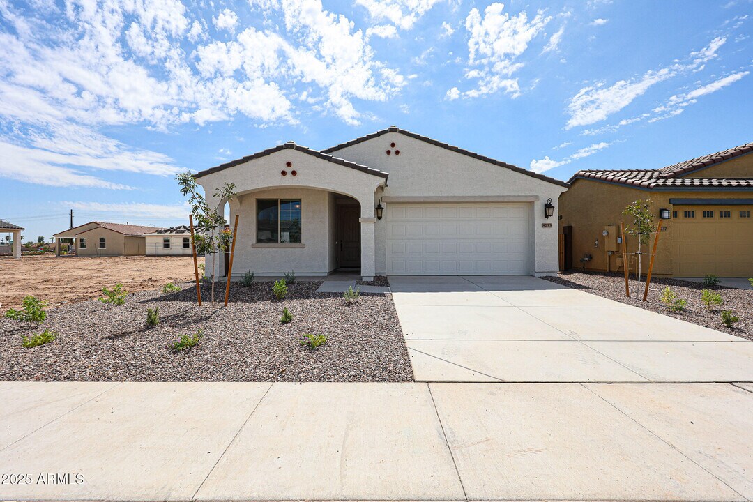 8733 W Windsor Blvd in Glendale, AZ - Foto de edificio