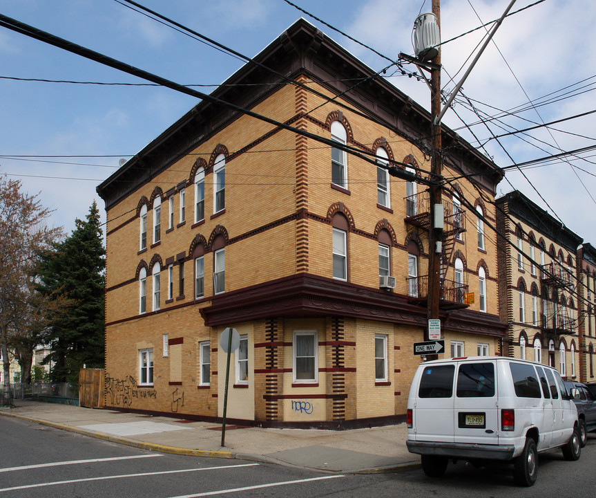 21-23 E 17th St in Bayonne, NJ - Building Photo