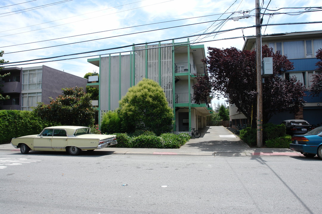 72 E 39th Avenue in San Mateo, CA - Building Photo