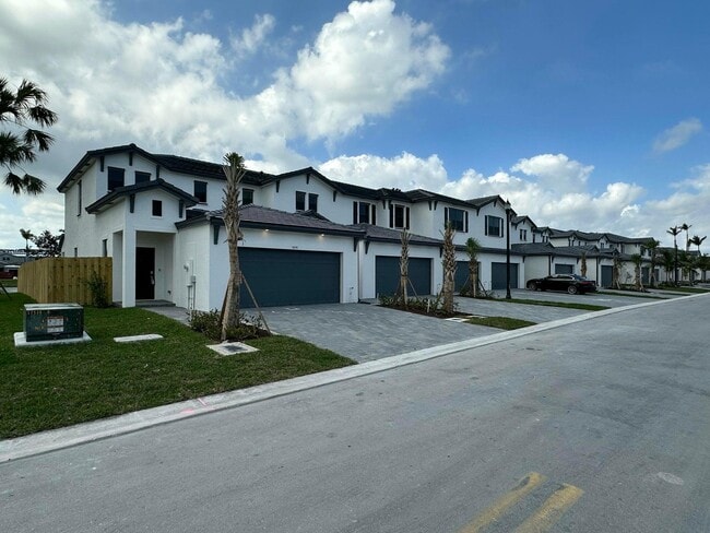 5033 Peacock Wy in Dania Beach, FL - Building Photo - Building Photo