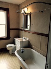 325 Eicher Ave, Unit 2 in Greensburg, PA - Foto de edificio - Building Photo