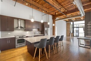 525 W Superior St, Unit 43 in Chicago, IL - Building Photo