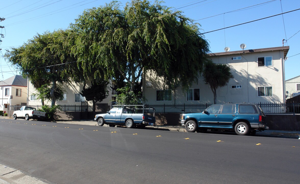 2325 Roosevelt Ave in Richmond, CA - Foto de edificio