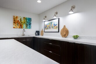 Hummingbird Cove Apartments in Plymouth, MN - Foto de edificio - Building Photo