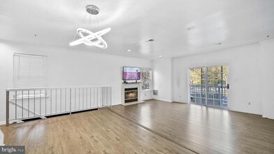 4843 River Valley Way in Bowie, MD - Foto de edificio - Building Photo