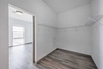 Crossroads 389 in Hackensack, NJ - Foto de edificio - Interior Photo