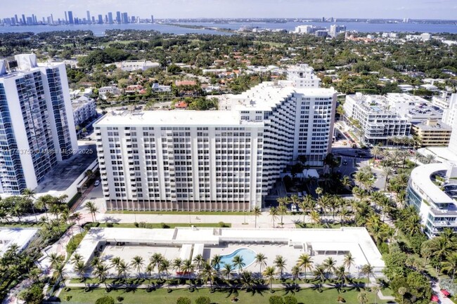 2899 Collins Ave, Unit # 1203 in Miami, FL - Foto de edificio - Building Photo