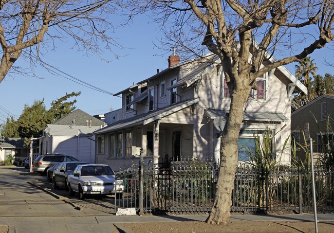 2903-2909 High St in Oakland, CA - Foto de edificio - Building Photo