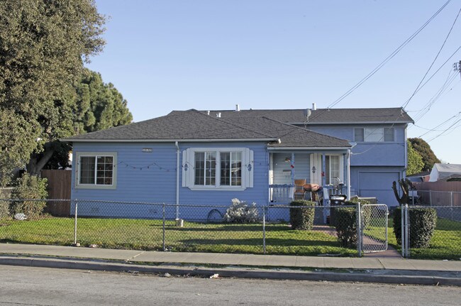 Laurel Avenue Apartments in Hayward, CA - Foto de edificio - Building Photo