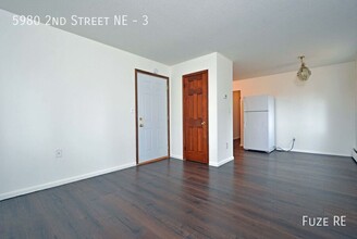 5980 2nd St NE in Fridley, MN - Foto de edificio - Building Photo