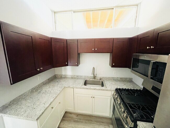 2000 Ivar Ave in Los Angeles, CA - Foto de edificio - Building Photo