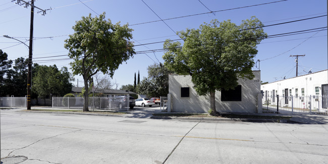 726-732 Hollister St in San Fernando, CA - Building Photo - Building Photo