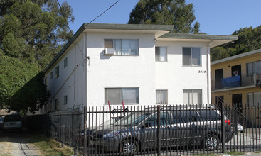 2355 Humboldt Ave in Oakland, CA - Foto de edificio - Building Photo