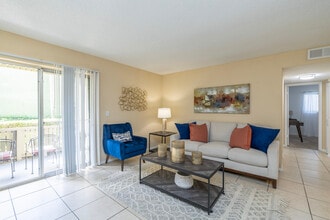 Urban Place Apartments in Tampa, FL - Building Photo - Building Photo