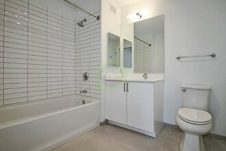 808 W Gladys Ave in Chicago, IL - Building Photo - Building Photo