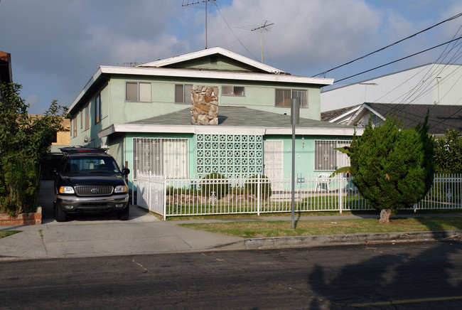 215 N Inglewood Ave in Inglewood, CA - Building Photo - Building Photo