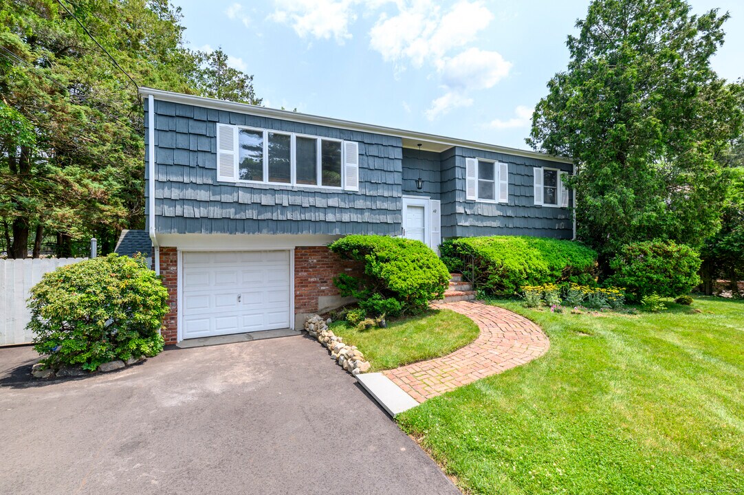10 Stanwick Pl in Stamford, CT - Building Photo
