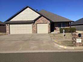 11217 NW 102nd St in Yukon, OK - Building Photo