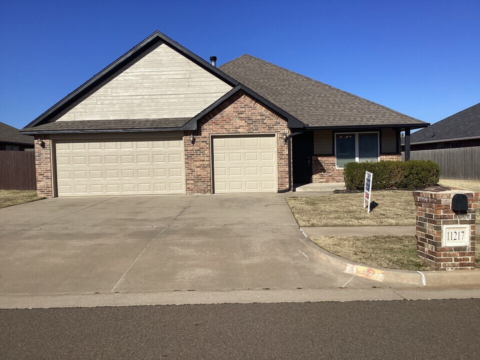 11217 NW 102nd St in Yukon, OK - Building Photo