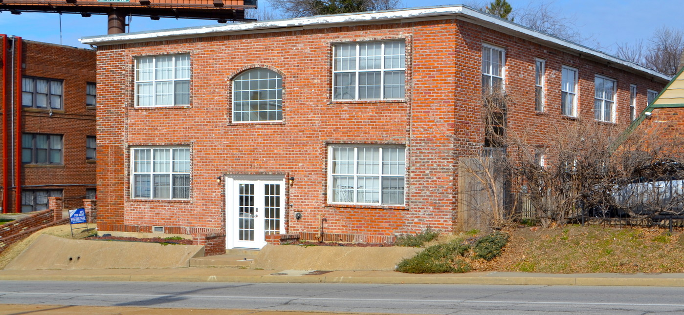 Flats on 15th in Tulsa, OK - Building Photo