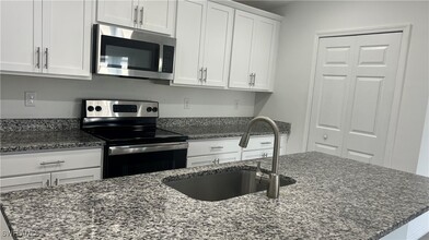 213 NW 9th St in Cape Coral, FL - Building Photo - Building Photo