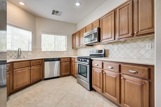 8951 Snowtrack Ave in Las Vegas, NV - Building Photo - Building Photo
