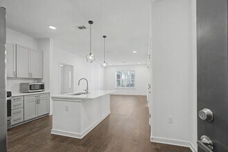 1677 54th Ave N in Nashville, TN - Foto de edificio - Building Photo